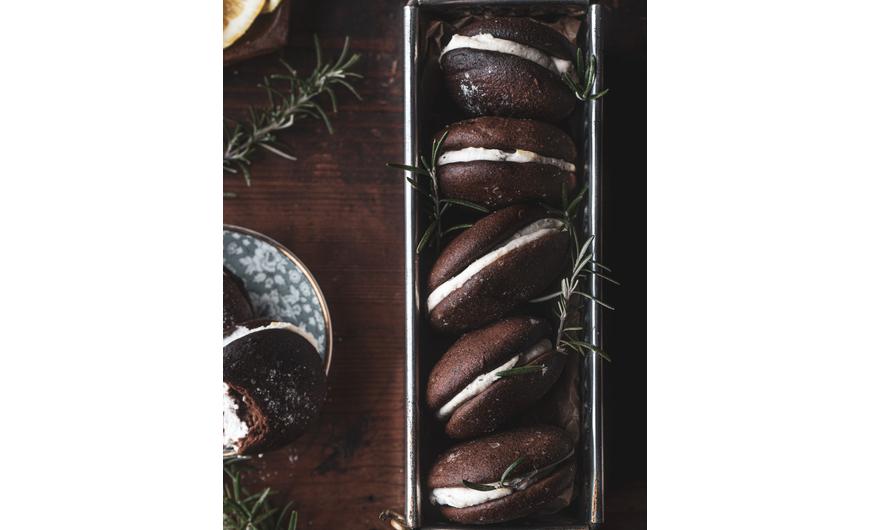 Rozmaringos csokis kekszek rozmaringos-citromos mascarpone krémmel